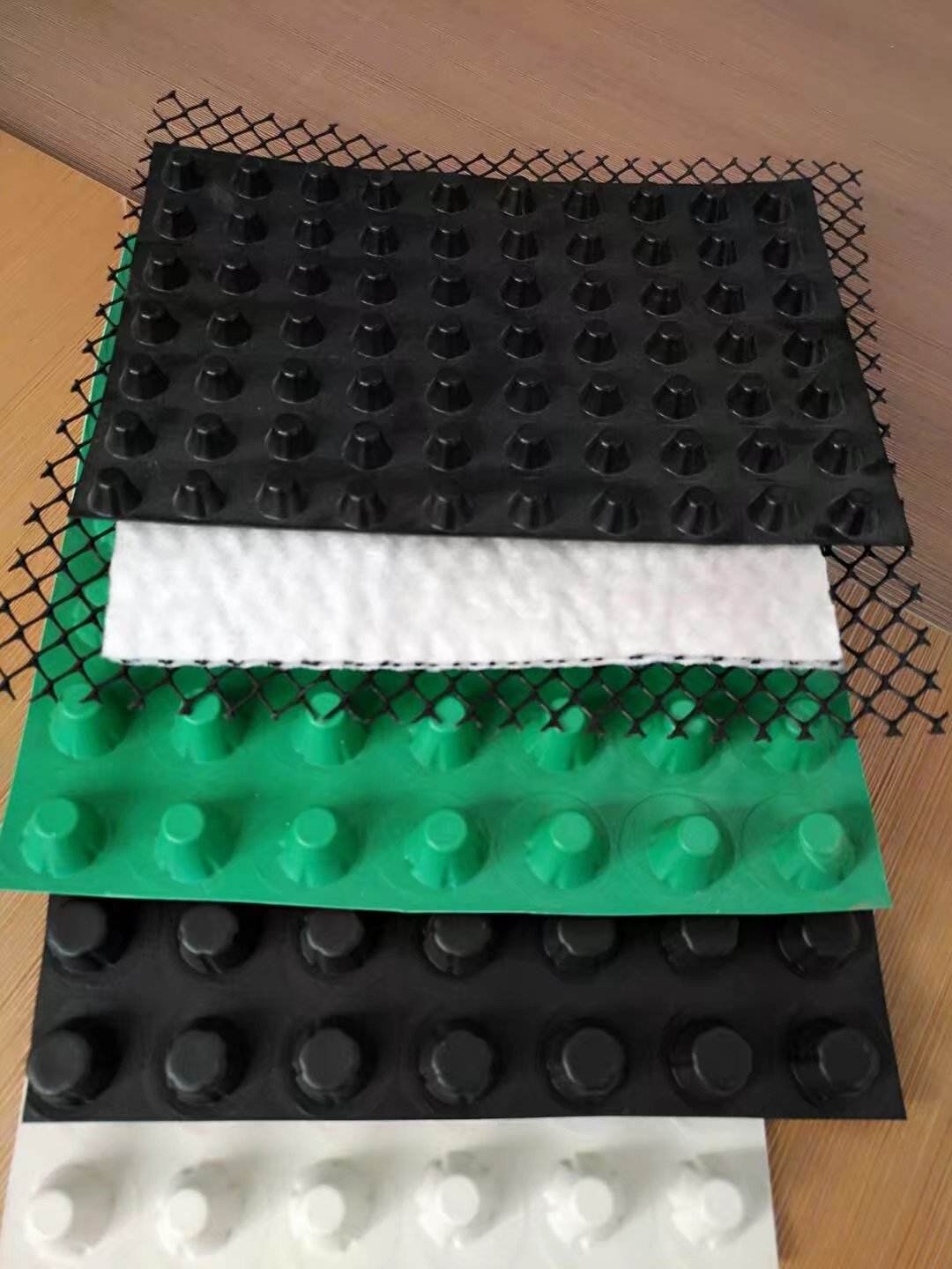 排水板哪個顏色的質量好。分幾種顏色